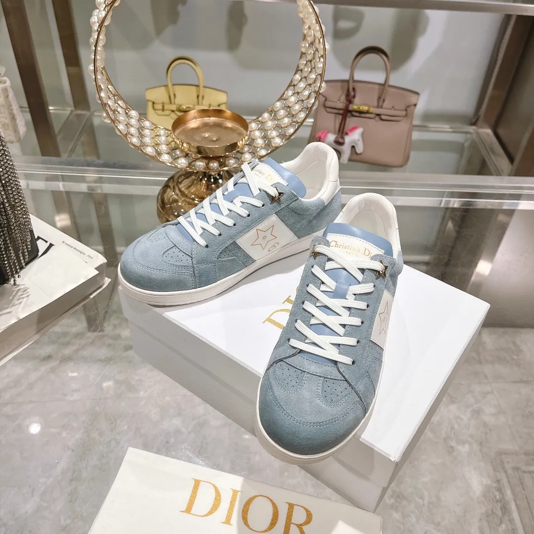 👟👟Ex-factory price 560👟👟Dior2024 new white shoes, Dior Dior Star women's sports shoes, very light summer white shoes. The upper is carefully made of imported suede, decorated with tonal suede panels, metal stars decorate the lace eyelets, and breathable mesh inside. The upper is punched and designed not to stuffy the feet. It is equipped with Christian Dior logo and thin soles. The thick sole is suitable for all seasons! Size: 35-41 (40 and 41 are customized and cannot be returned or exchanged)
